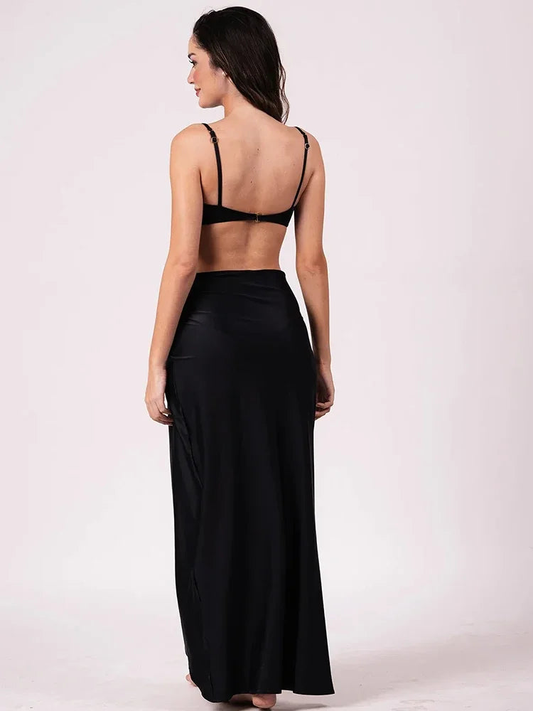 Ensemble bikini trois pièces noir, vue de dos, jupe longue fluide et soutien-gorge à bretelles fines