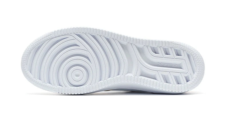 Semelle extérieure de chaussure Xtep blanche, reliefs antidérapants, profil épais