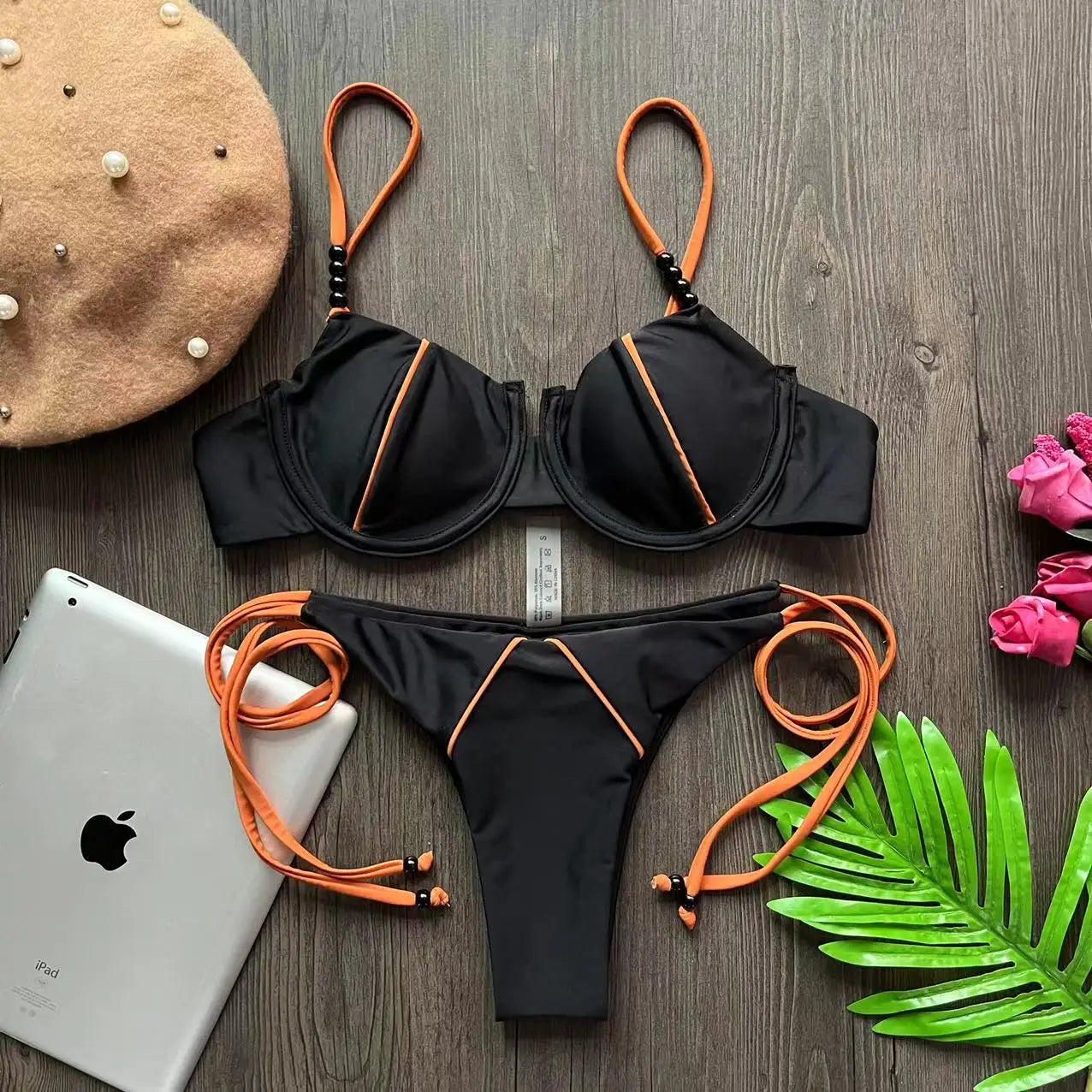 Ensemble maillot de bain 2 pièces noir, armatures, liseré orange, culotte taille basse