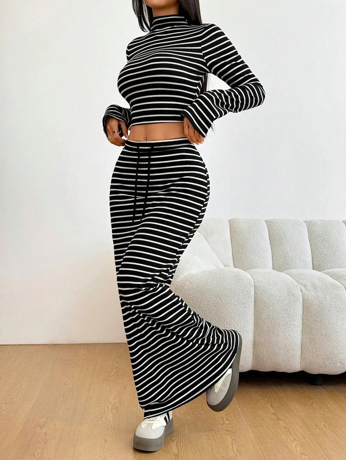 Ensemble femme rayé noir et blanc: haut court col roulé, jupe longue évasée