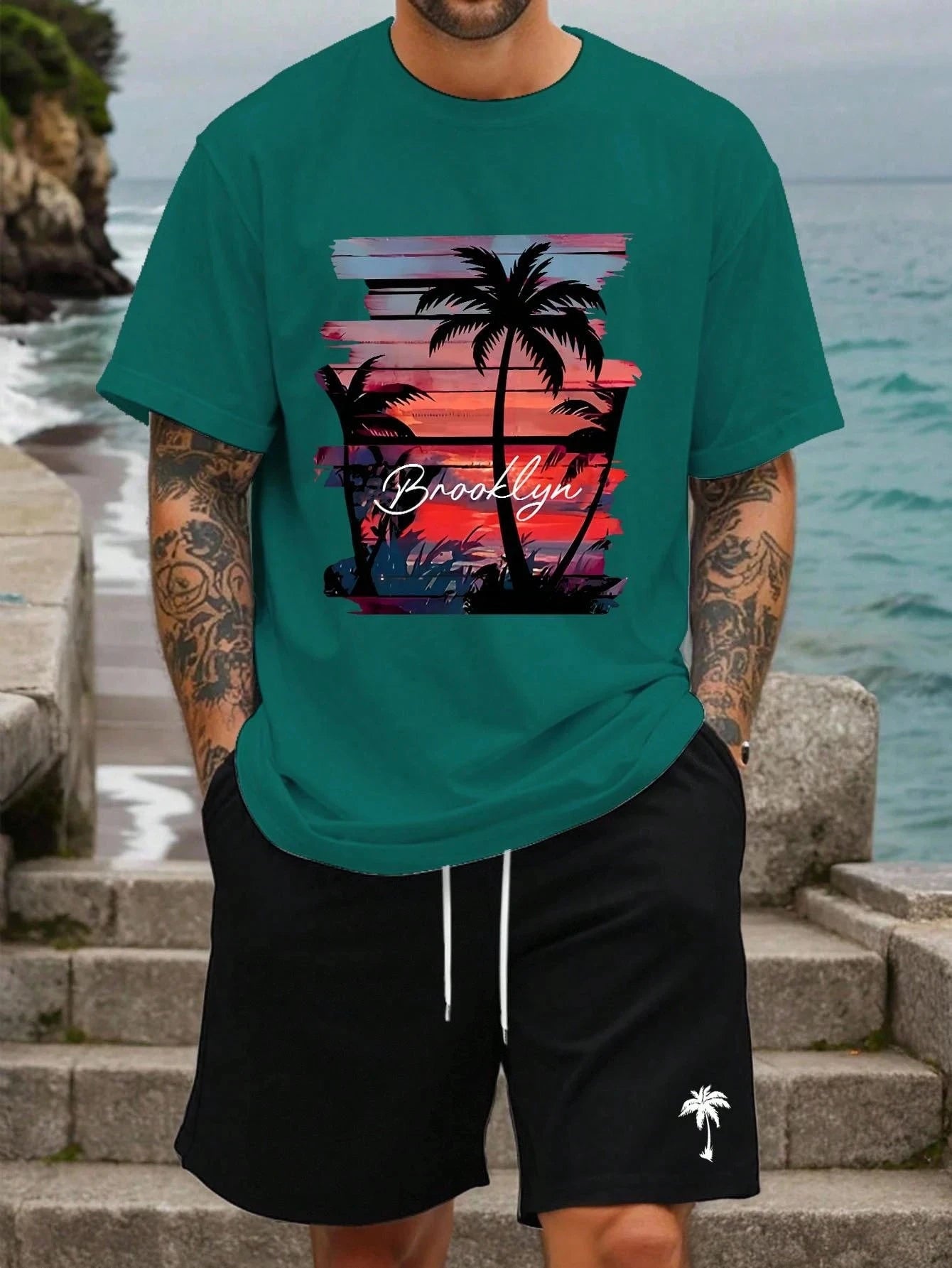Ensemble t-shirt manches courtes vert avec imprimé palmiers, short noir à cordon