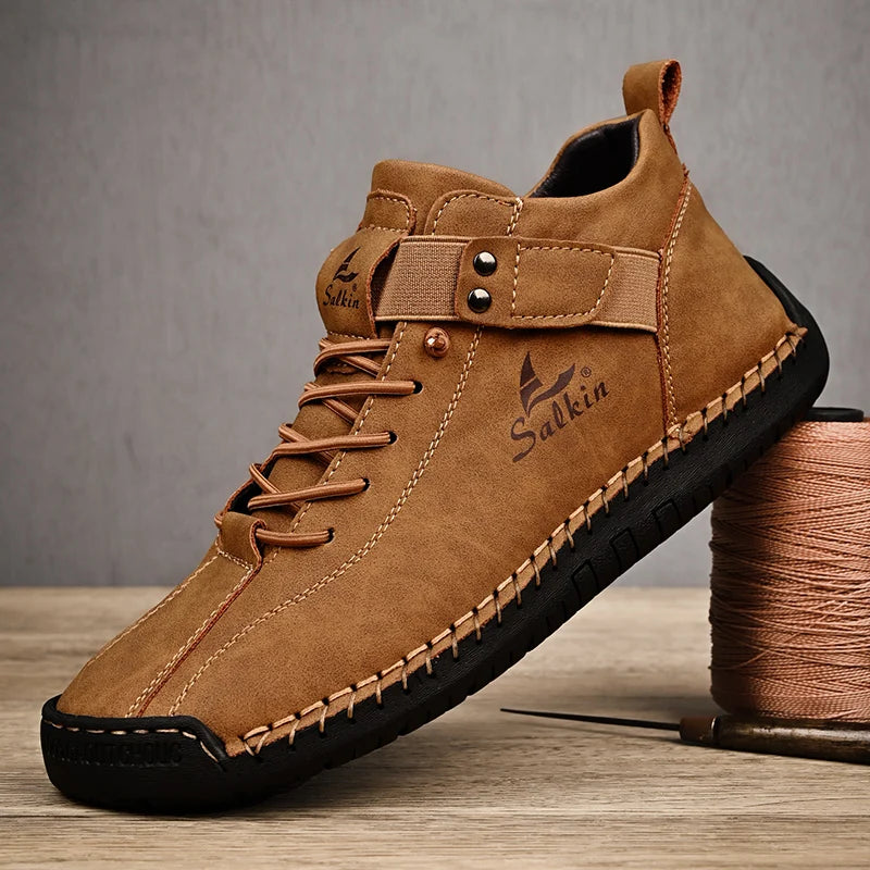 Chaussure décontractée en cuir beige à lacets et bride réglable, semelle noire.