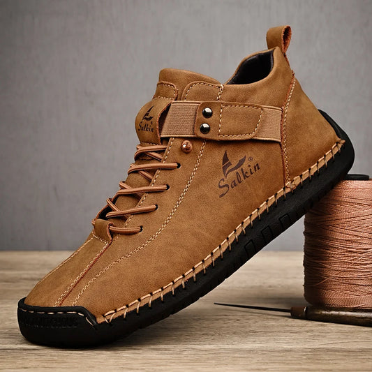 Chaussure décontractée en cuir beige à lacets et bride réglable, semelle noire.