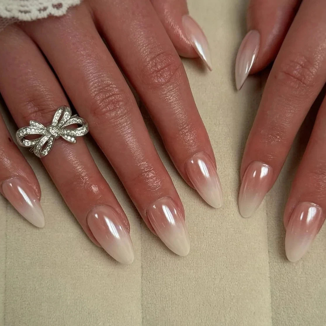 Faux ongles pointus , Aurora noir, blanc, nacré, brillant