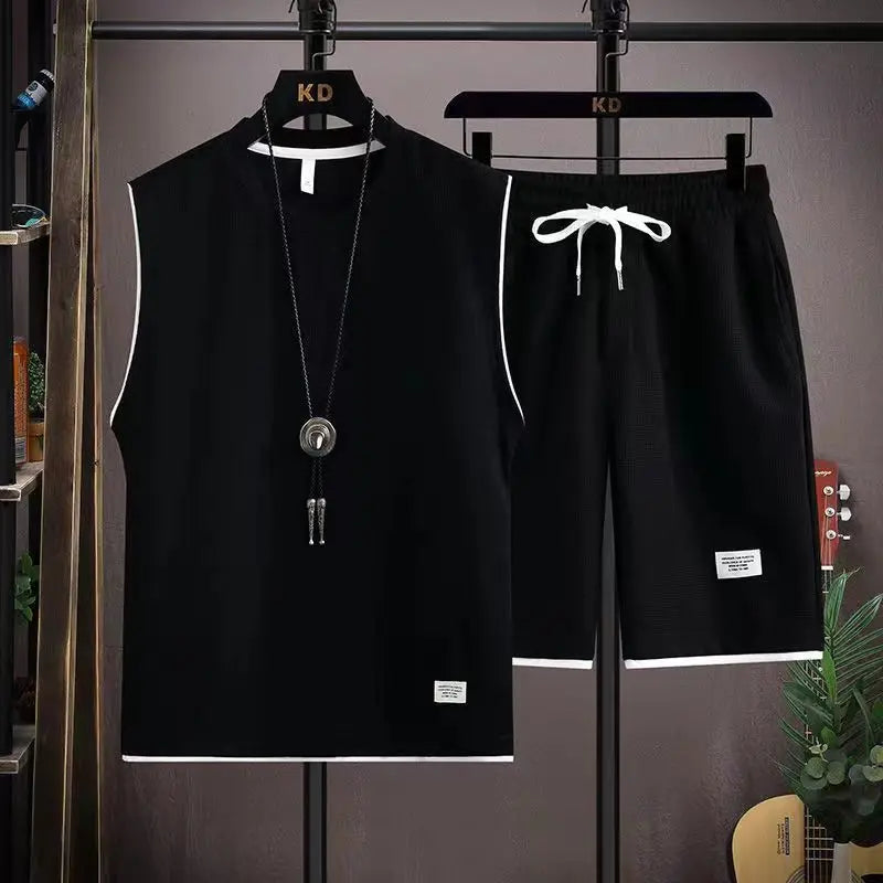 Ensemble t-shirt col rond noir et short à cordon sur cintres