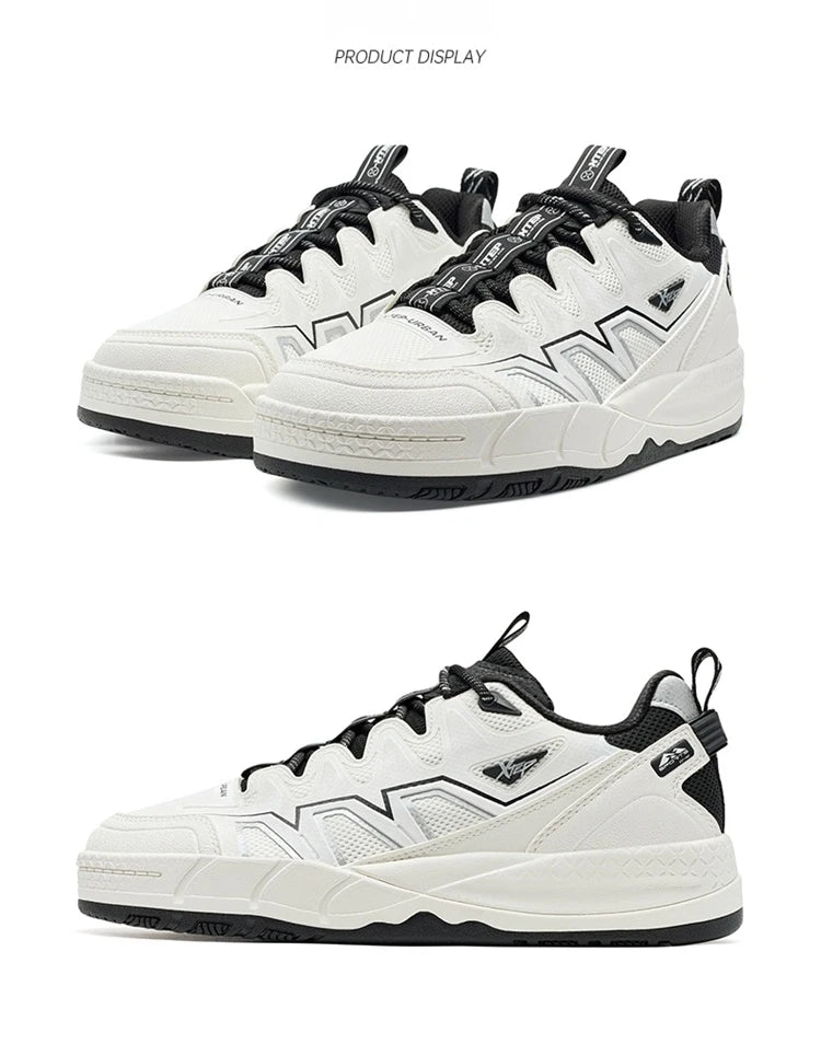 Chaussures de skate blanches avec empiècements noirs, lacets et semelle épaisse