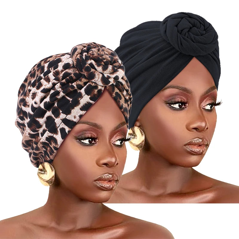 Lot de 2 turbans africains : un noir torsadé et un imprimé léopard brun et beige.