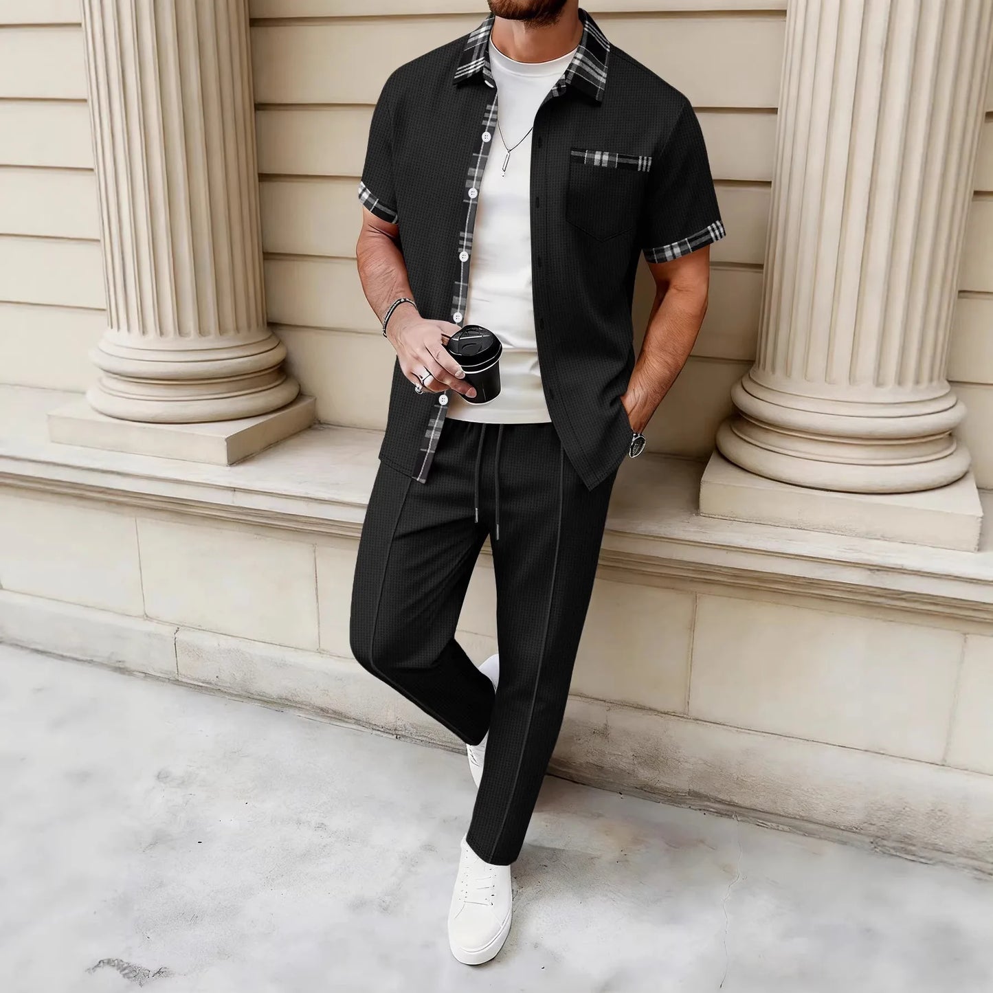 Ensemble chemise noire à col boutonné et pantalon noir à taille élastique, porté