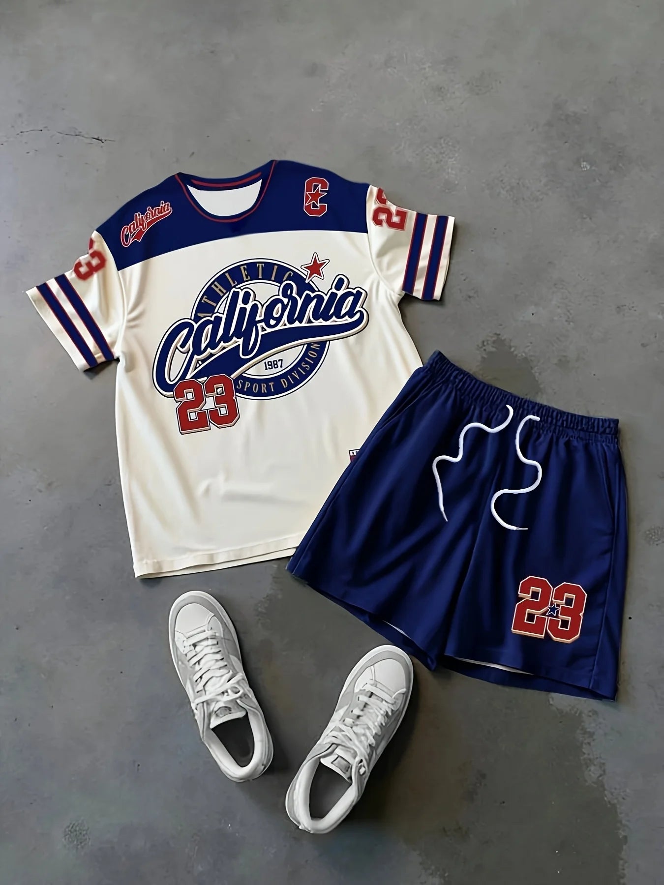 Ensemble t-shirt imprimé et short bleu marine, vue à plat