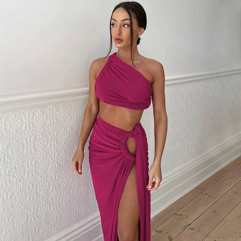 Ensemble deux pièces femme violet: top une épaule drapé et jupe longue fendue au genou.