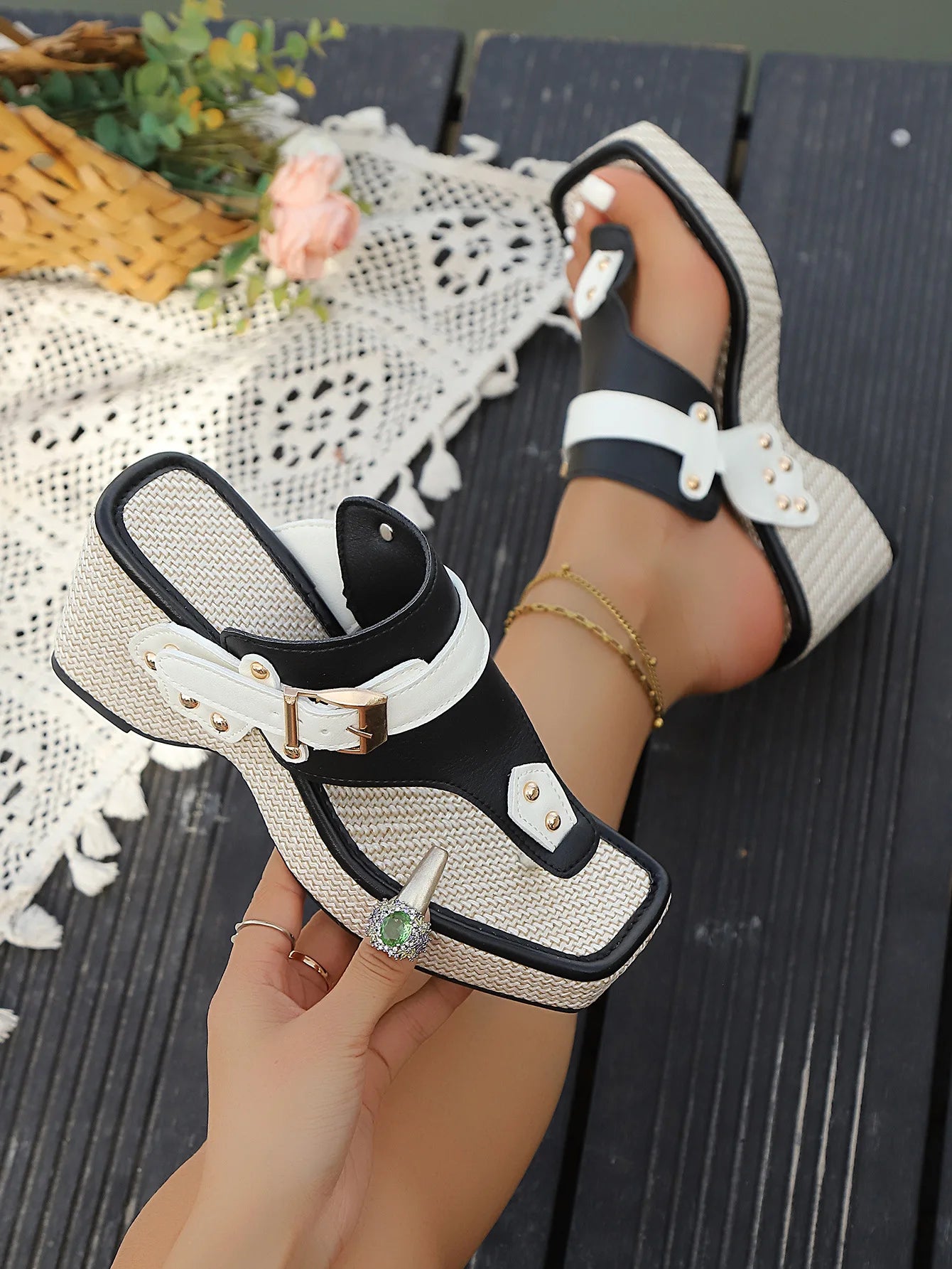 chaussure mode femme avec boucle en métal et talon haut