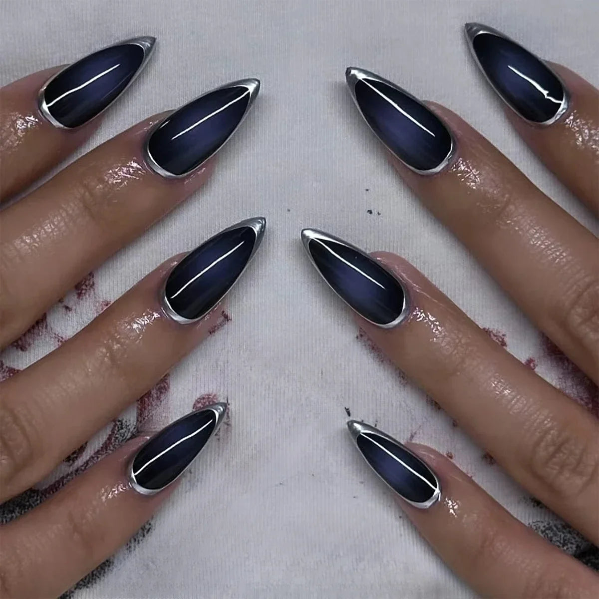 Faux ongles pointus , Aurora noir, blanc, nacré, brillant