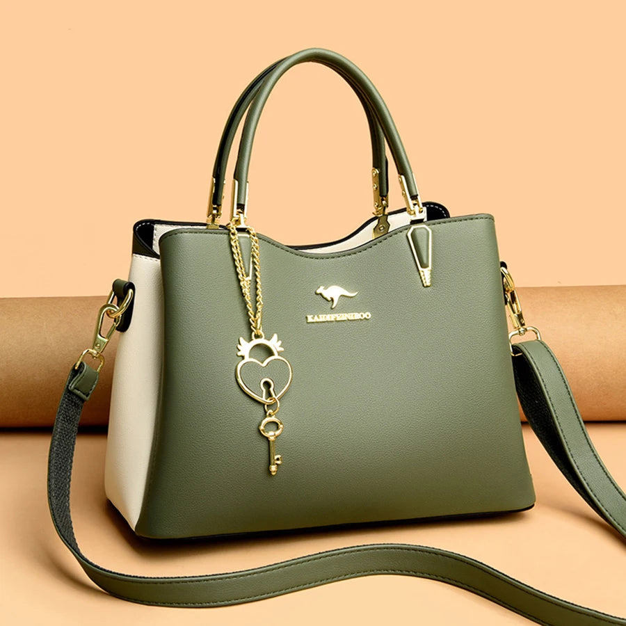 Sac à main fourre-tout vert kaki avec doublure blanche et breloque cœur/verrou dorée