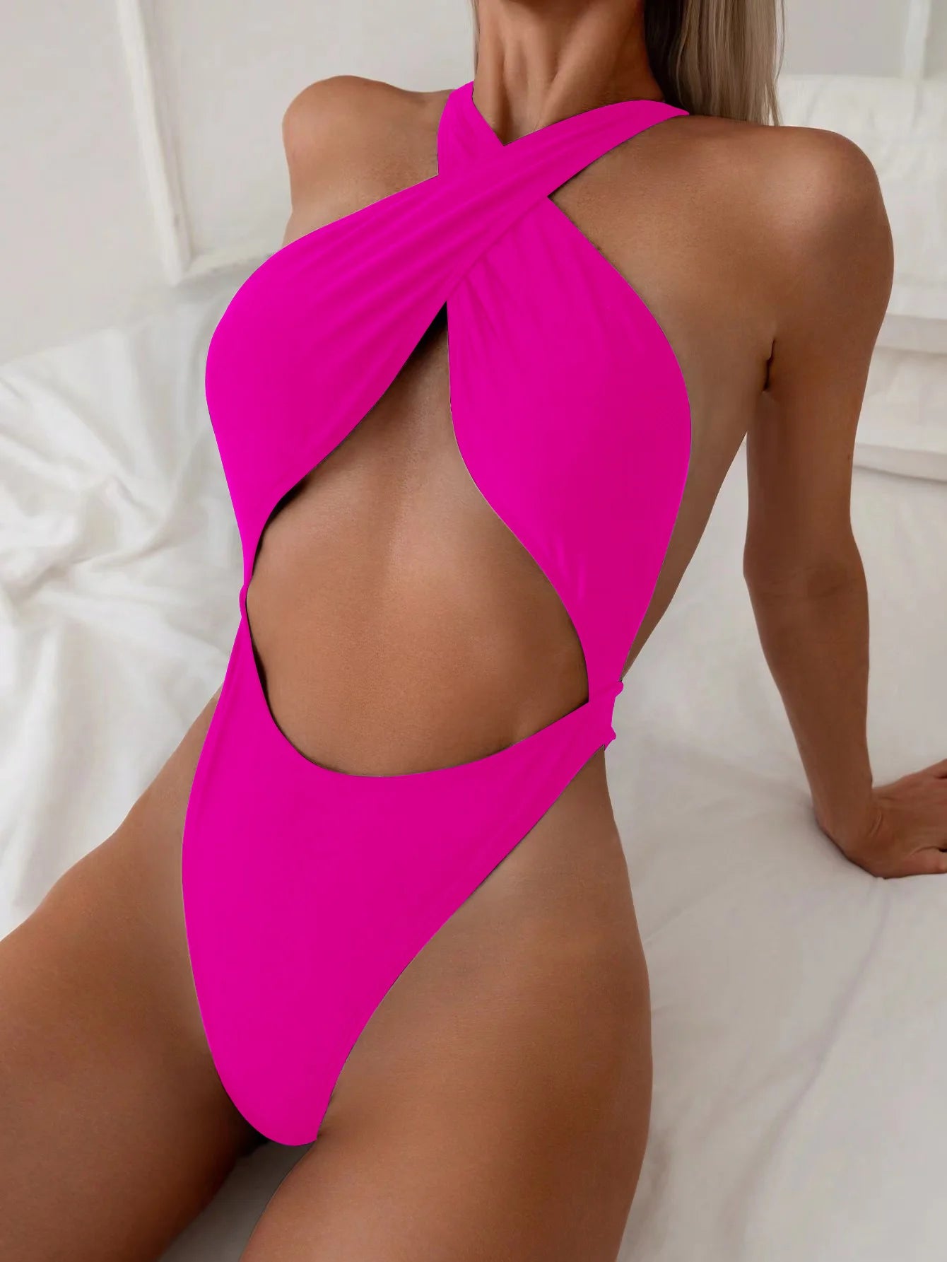 Maillot de bain une pièce rose fuchsia dos nu à licou, découpes croisées