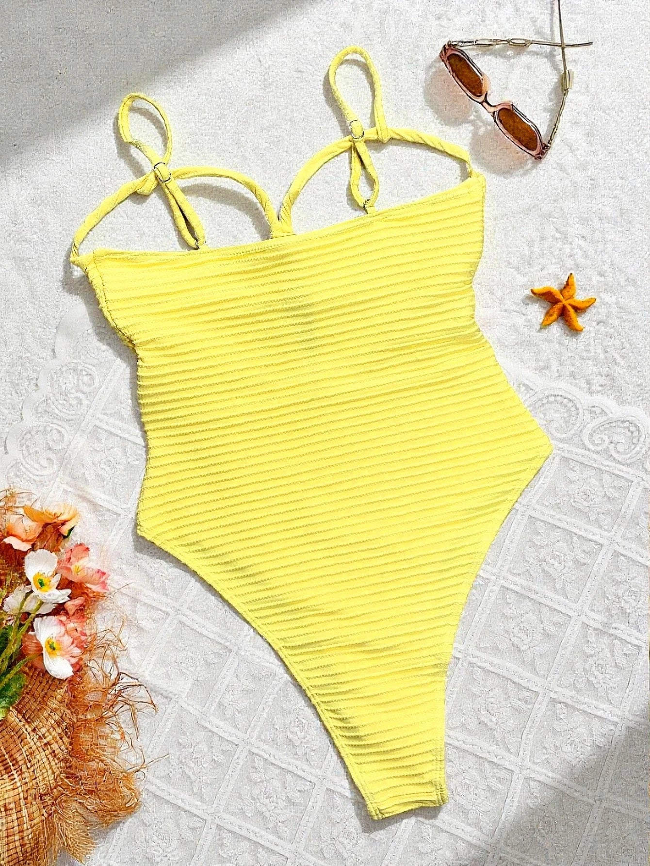 Maillot de bain une pièce jaune texturé, bretelles et encolure échancrée