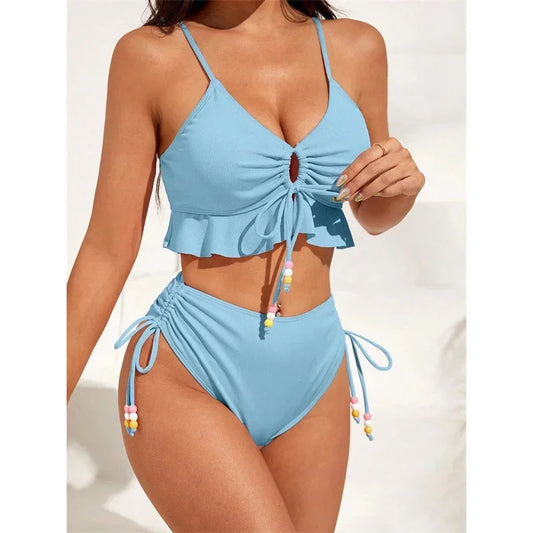 Ensemble bikini bleu ciel à volants, top triangle froncé et bas taille haute à cordons