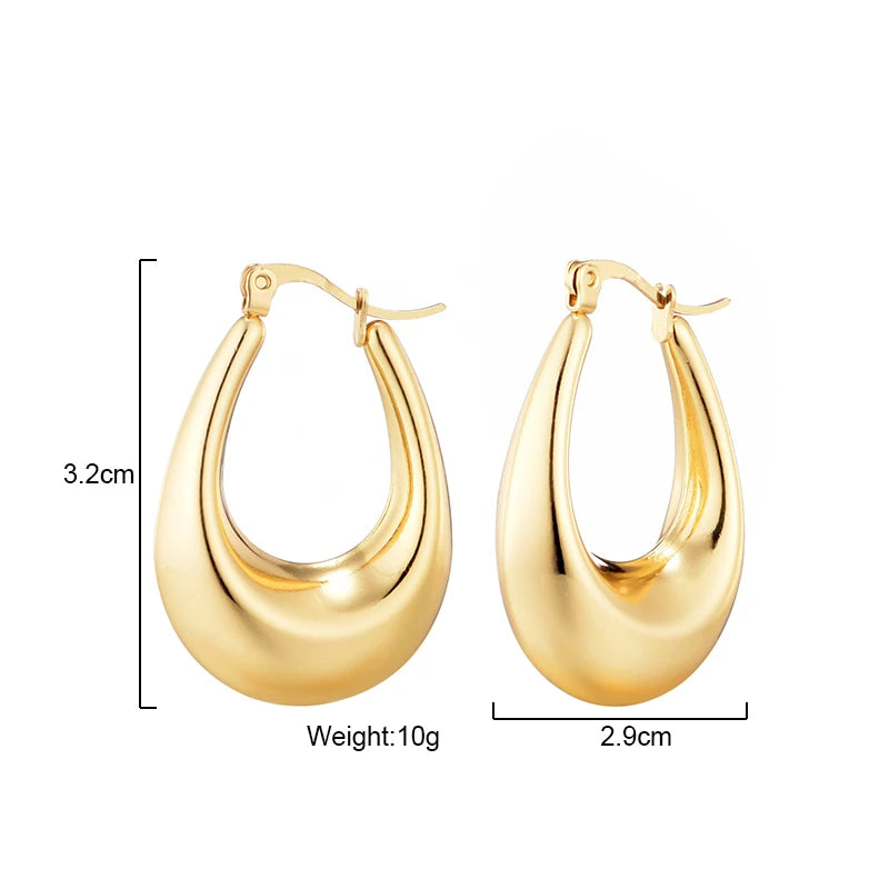 Boucles d’oreilles créoles épaisses dorées, forme ovale bombée, finition brillante.