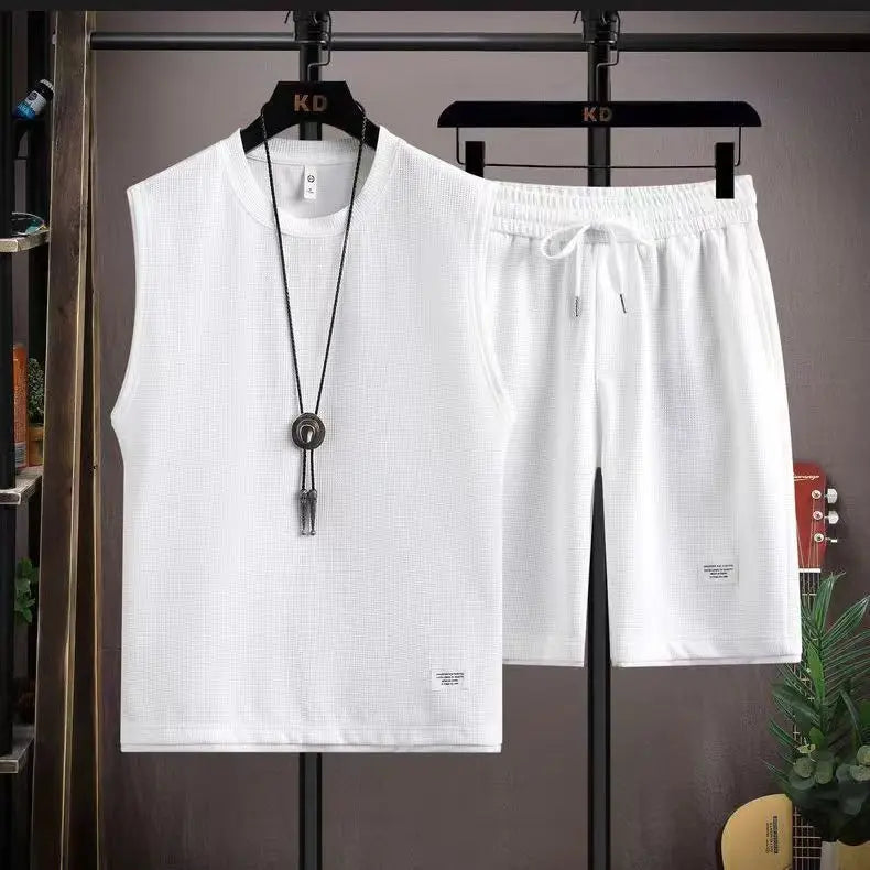 Ensemble t-shirt col rond blanc et short à cordon sur cintres