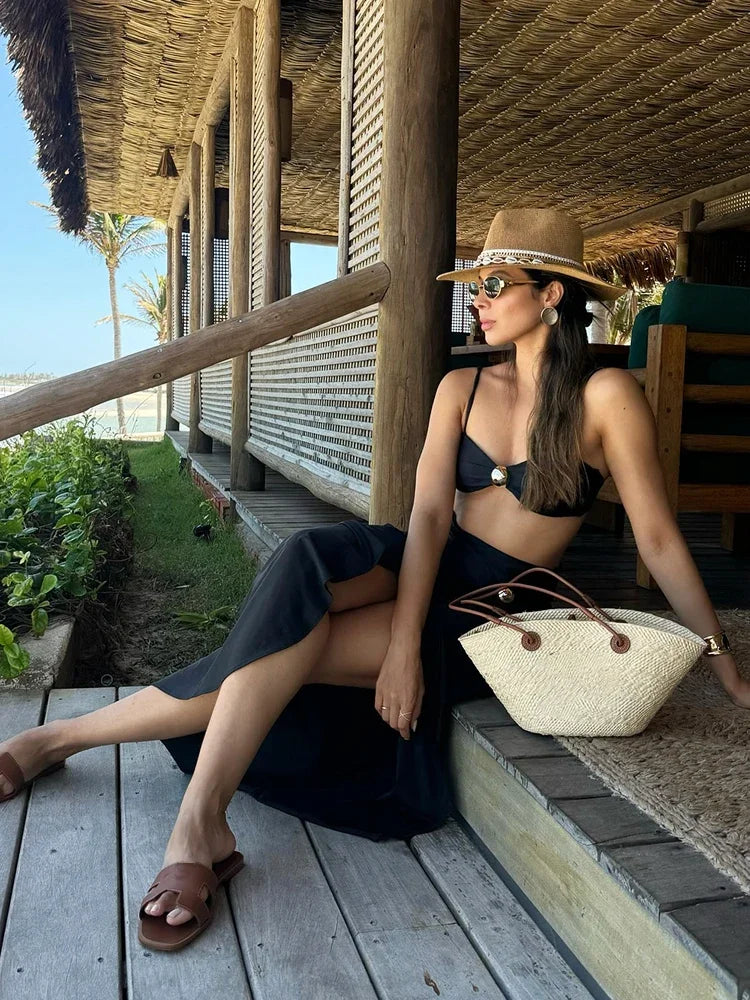 Ensemble de bikini noir à nœud doré avec jupe longue fendue et bretelles fines