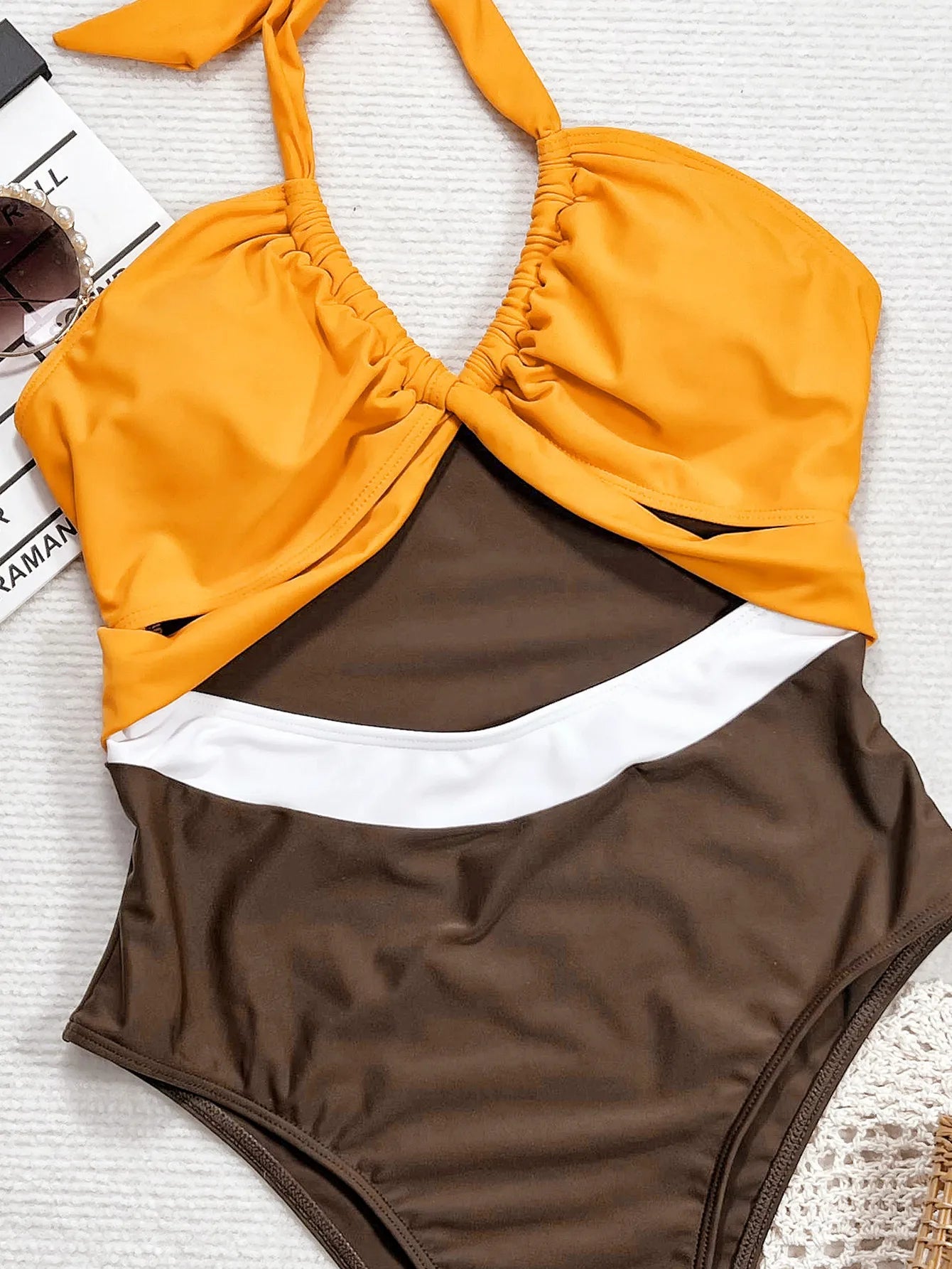 Maillot de bain une pièce bicolore orange et marron, bonnets froncés, taille haute