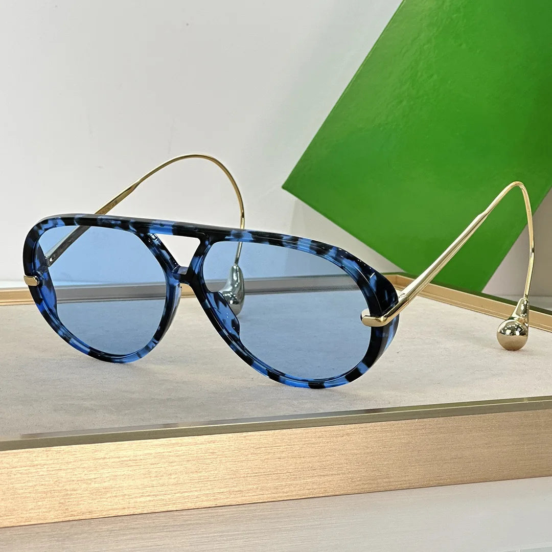 Lunettes de soleil pilote surdimensionnées monture bleu foncé, verres bleutés.
