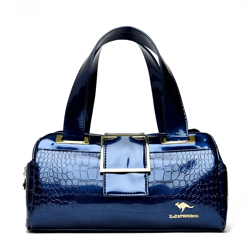 Sac à main en cuir verni effet croco bleu, poignées et fermoir rectangulaire doré