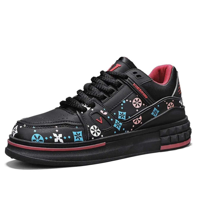 Baskets noires à lacets, semelle épaisse avec liseré rouge et motifs colorés