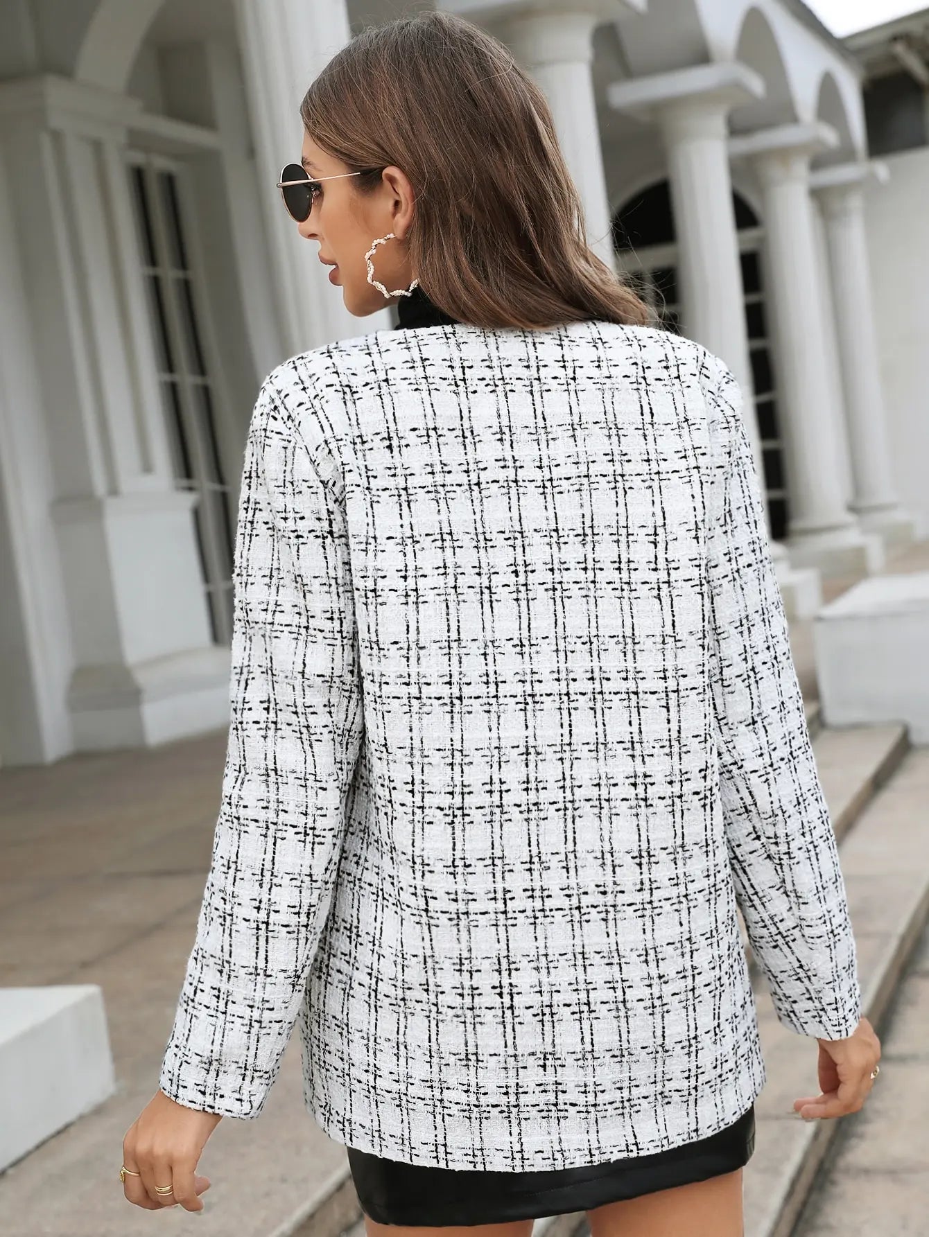 Veste manteau femme blanche à carreaux, dos droit, manches longues boutonnées.