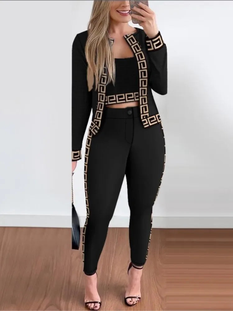 Ensemble 3 pièces noir avec motif : veste et pantalon slim, top noir, finitions dorées.
