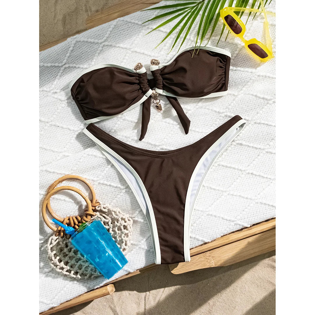 Ensemble bikini brésilien 2 pièces café avec bordures ivoire et anneau métal
