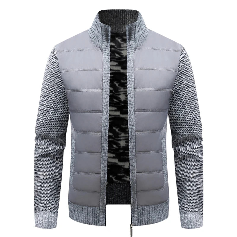 Cardigan homme doublé polaire gris clair, manches tricot, panneaux matelassés, zip.