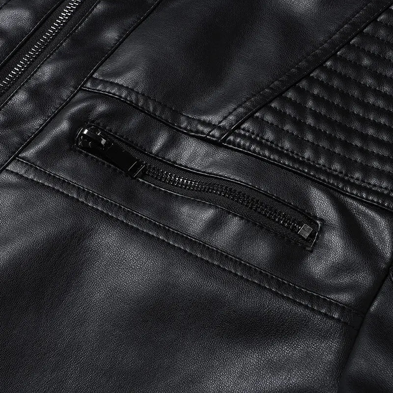 Blouson cuir noir : poche poitrine à zip et coutures sur l’avant.