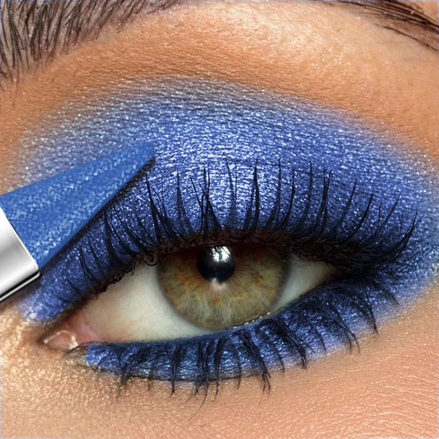 Crayon fard à paupières bleu pailleté, trace nette sur la paupière