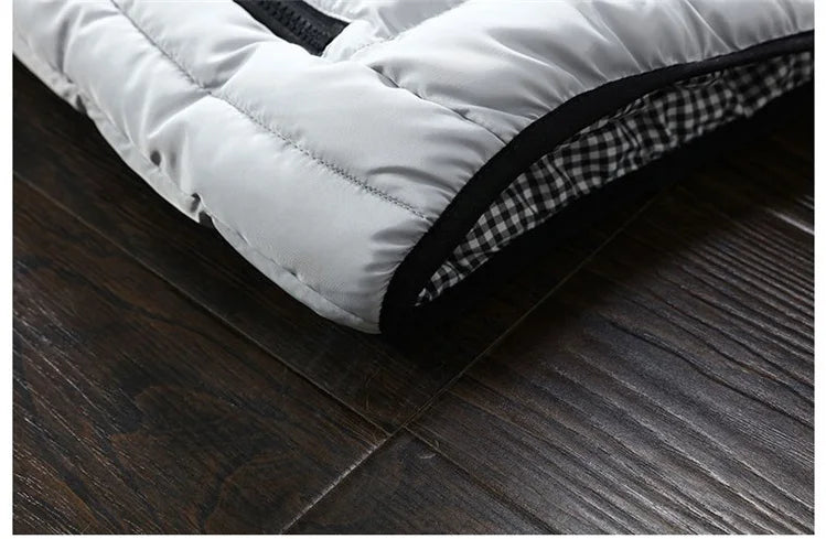 Gilet matelassé sans manches clair, bordure noire et doublure à carreaux sur le bas