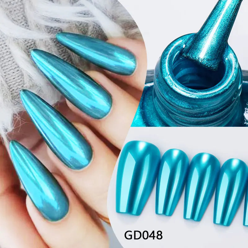 Vernis à ongles effet miroir bleu turquoise, flacon et ongles métallisés.