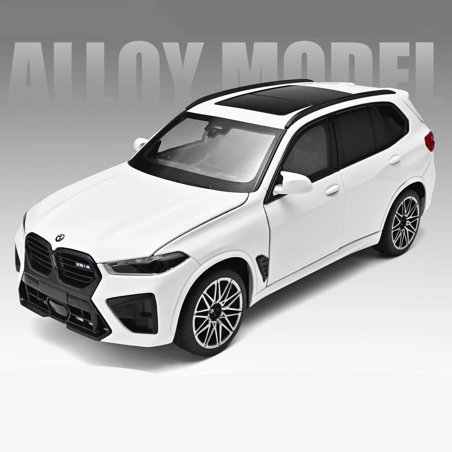 Voiture miniature SUV BMW X5M blanche, calandre noire, jantes à rayons, feux avant