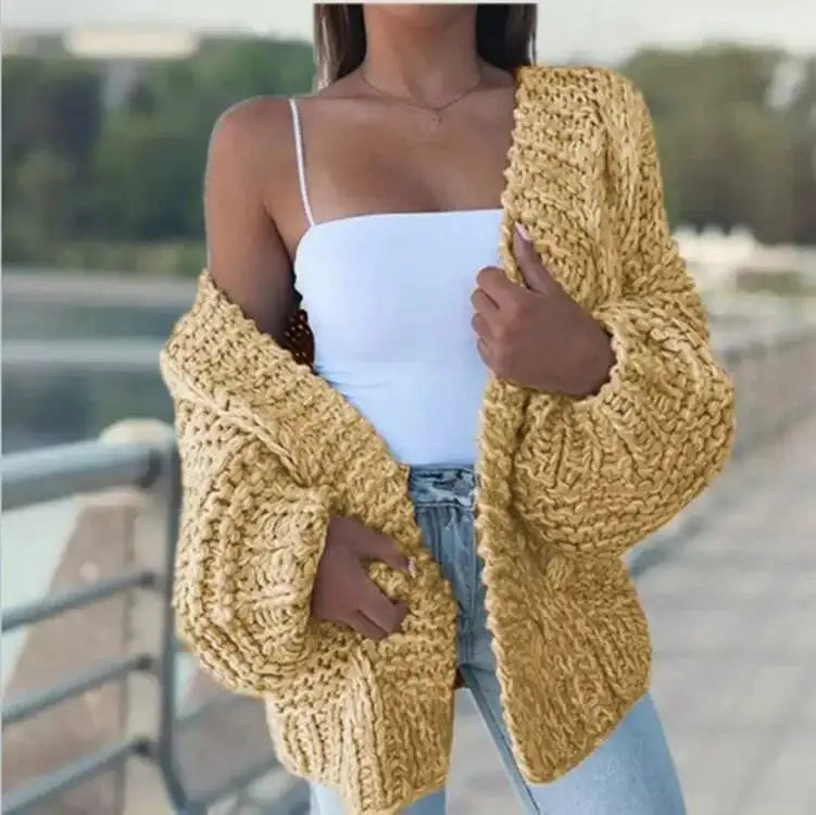 Cardigan en maille moutarde, manches chauve-souris amples et texture en relief.