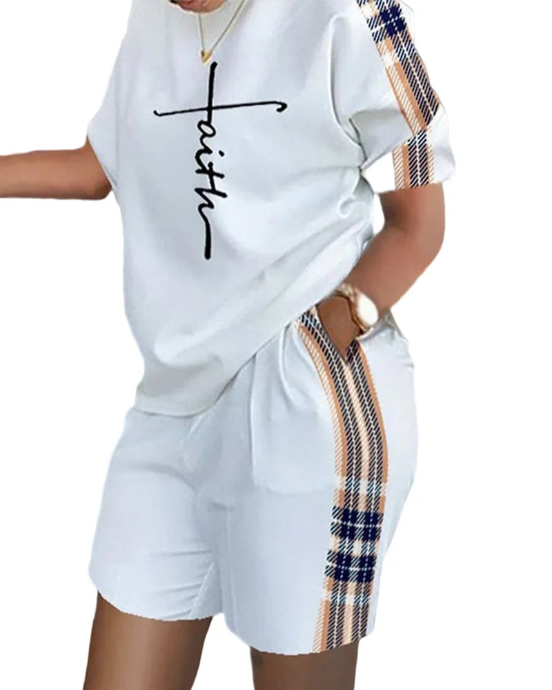 Ensemble t-shirt col rond blanc et short assorti, manches courtes, imprimé au centre.