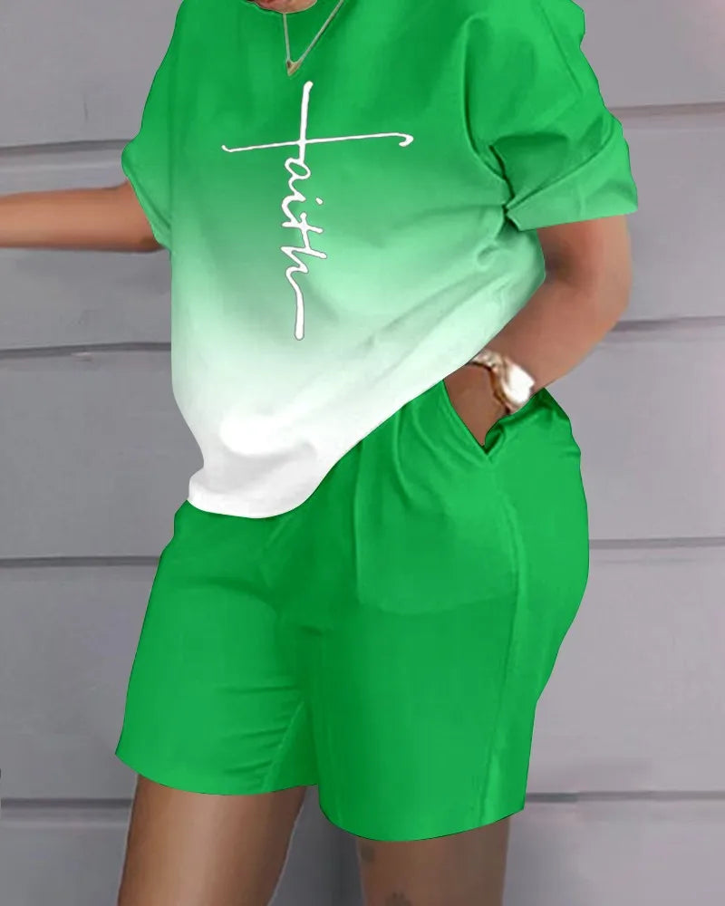 Ensemble t-shirt col rond vert vif et short vert assorti, manches courtes, devant imprimé.