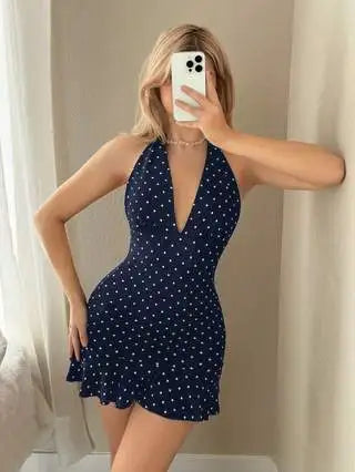 Mini-robe bleu nuit à pois blancs, vue de face, col écharpe plongeant, volants