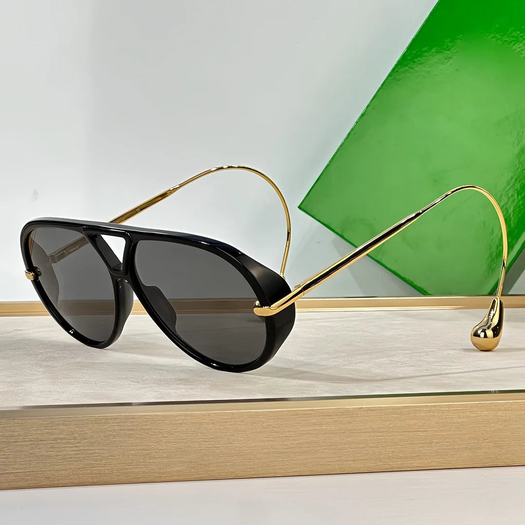 Lunettes de soleil pilotes surdimensionnées, monture noire et branches dorées, verres foncés