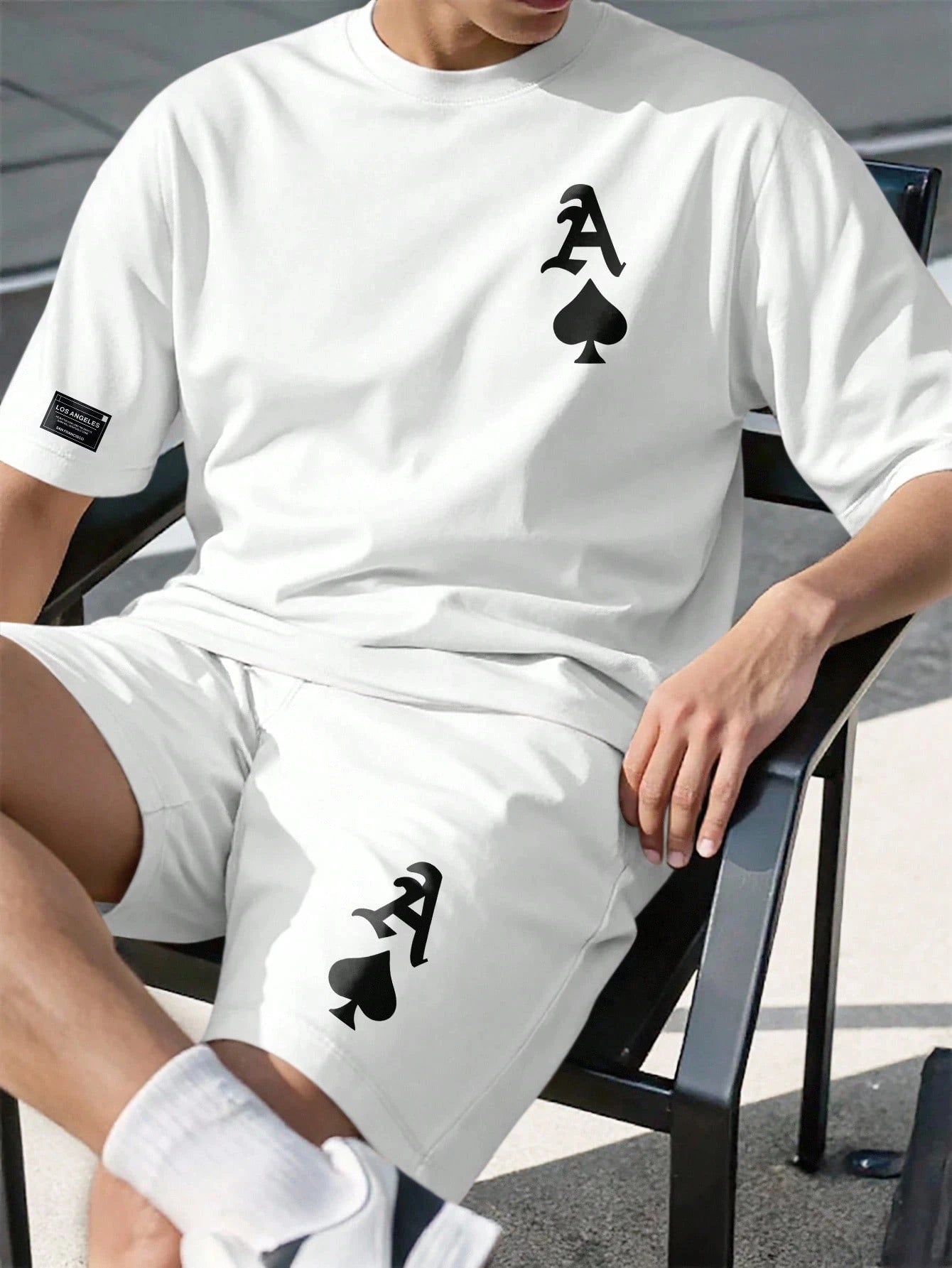 Ensemble t-shirt blanc et short blanc, imprimé carte noir sur la poitrine et la jambe