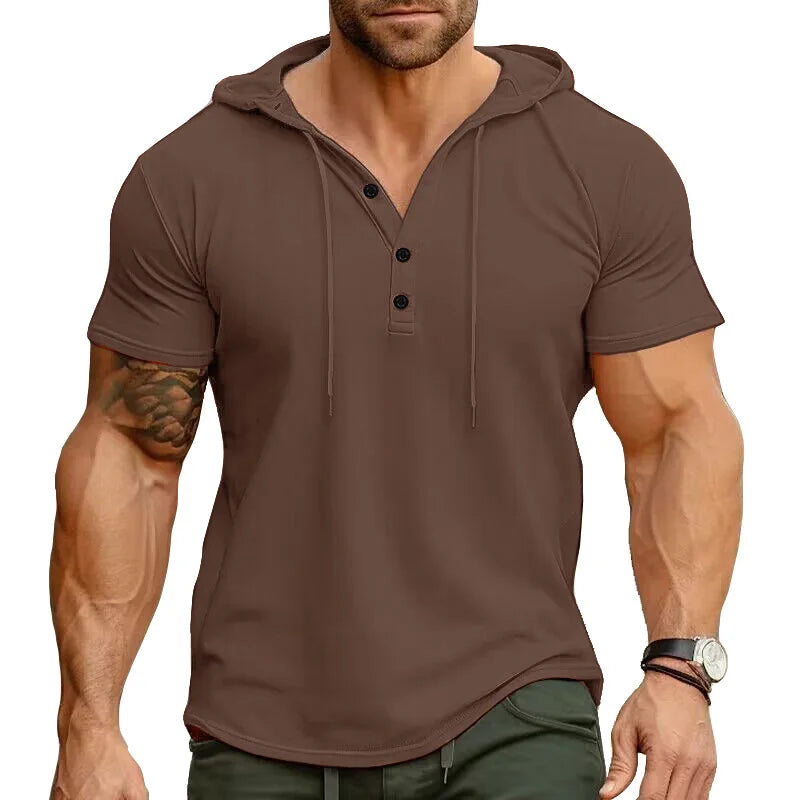 Polo à capuche homme marron, col boutonné à trois boutons et manches courtes.