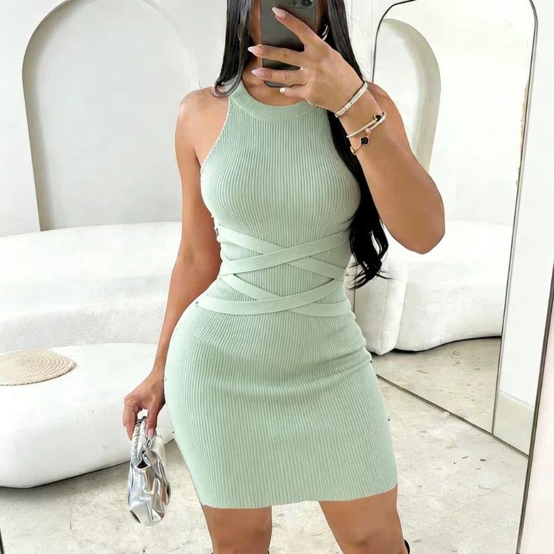 Robe mini moulante en maille côtelée vert clair, sans manches, col rond, croisillons à la taille