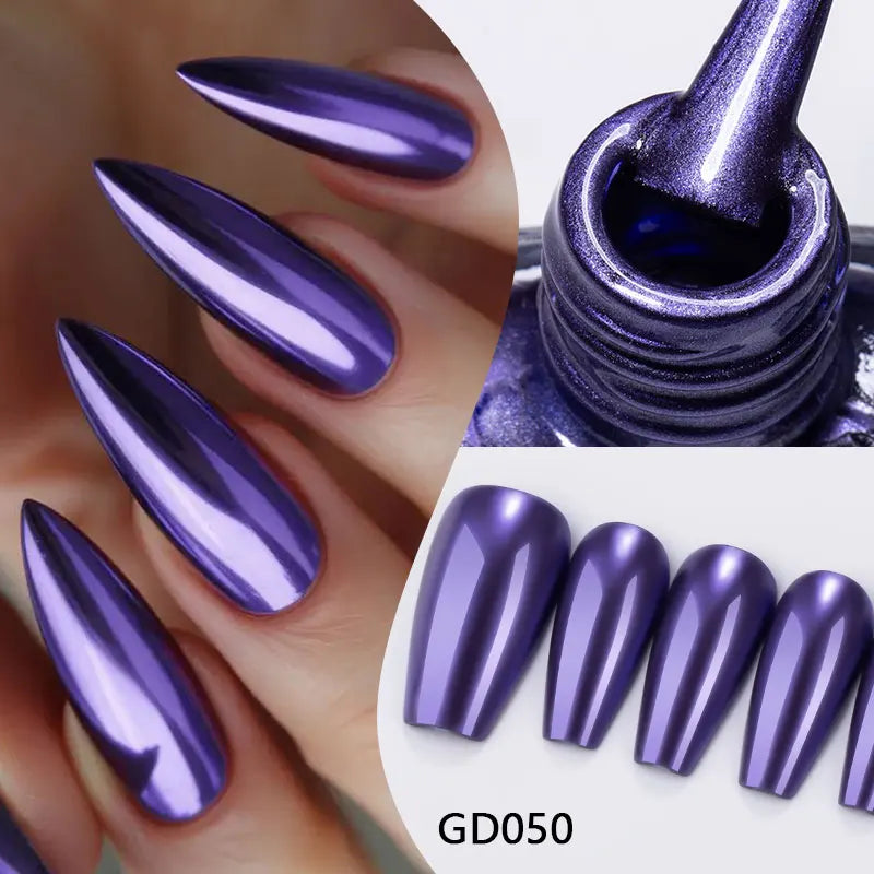 Vernis à ongles effet miroir bleu-violet, flacon et ongles brillants.