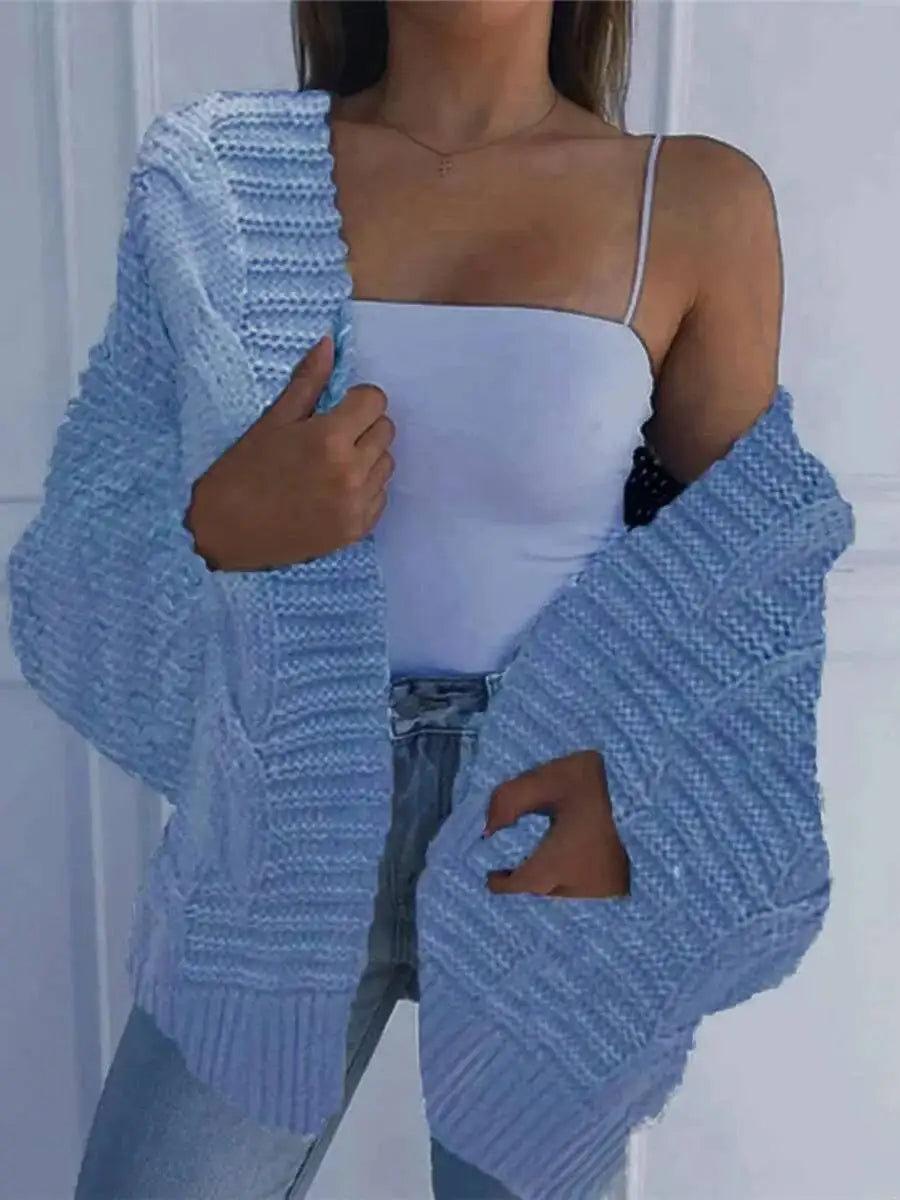 Cardigan en maille bleu clair à manches chauve-souris amples, ouverture devant.