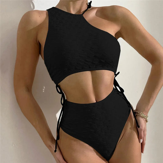 Ensemble bikini noir à taille haute asymétrique, haut une épaule, laçage latéral.