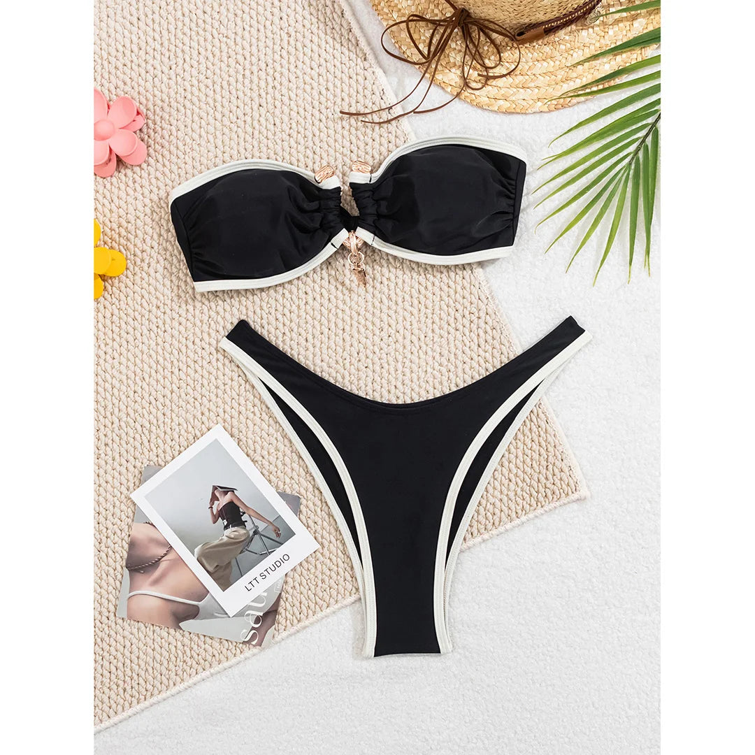 Ensemble bikini brésilien 2 pièces noir à bandeau avec bordures ivoire et anneau métal
