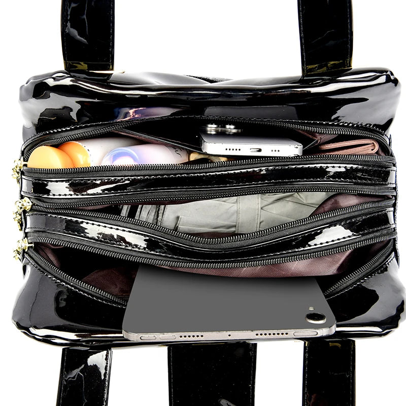 Intérieur du sac à main en cuir verni noir avec fermeture éclair et poche pour smartphone