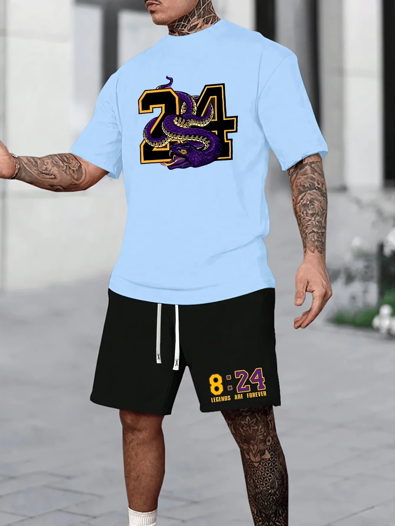 Ensemble t-shirt bleu clair et short noir, serpent violet et imprimé 8:24